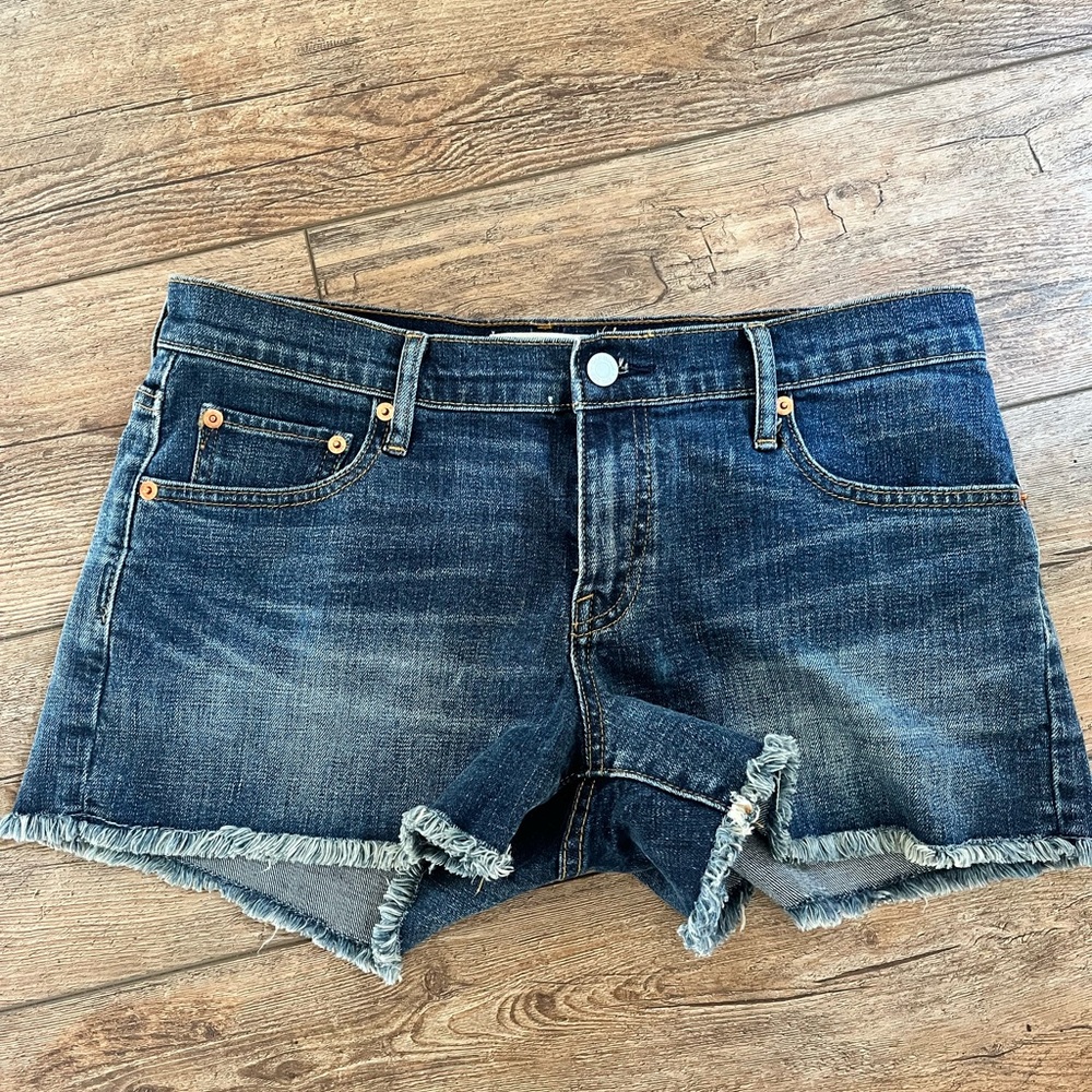 Gap size 29. 3 inch Jean shorts.